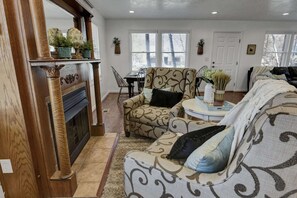 Älytelevisio, takka, kirjoja, stereot