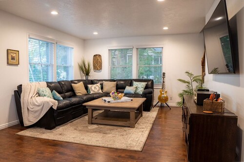 Cozy farmhouse near Mountains: Free Ski Rental, Large Deck, ideal location for outdoor exploration!