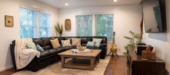 Cozy farmhouse near Mountains: Free Ski Rental, Large Deck, ideal location for outdoor exploration!