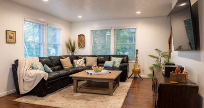 Cozy farmhouse near Mountains: Free Ski Rental, Large Deck, ideal location for outdoor exploration!