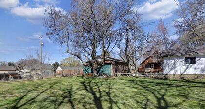 Cozy farmhouse near Mountains: Free Ski Rental, Large Deck, ideal location for outdoor exploration!