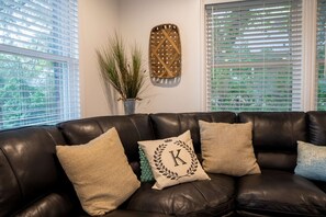Smart TV, chimenea y libros