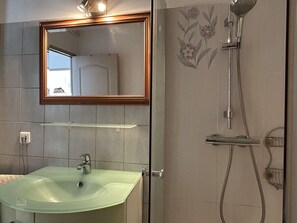 Bathroom - Spacious 2-Bedroom Apartment near Banyuls-sur-Mer Port (Banyuls-sur-Mer)