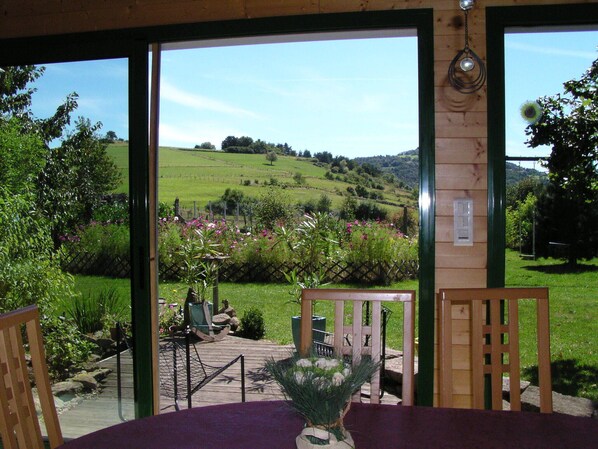 Outdoor dining - independent studio in house in the countryside (Egliseneuve Près billom)