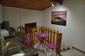 Dining - independent studio in house in the countryside (Egliseneuve Près billom)
