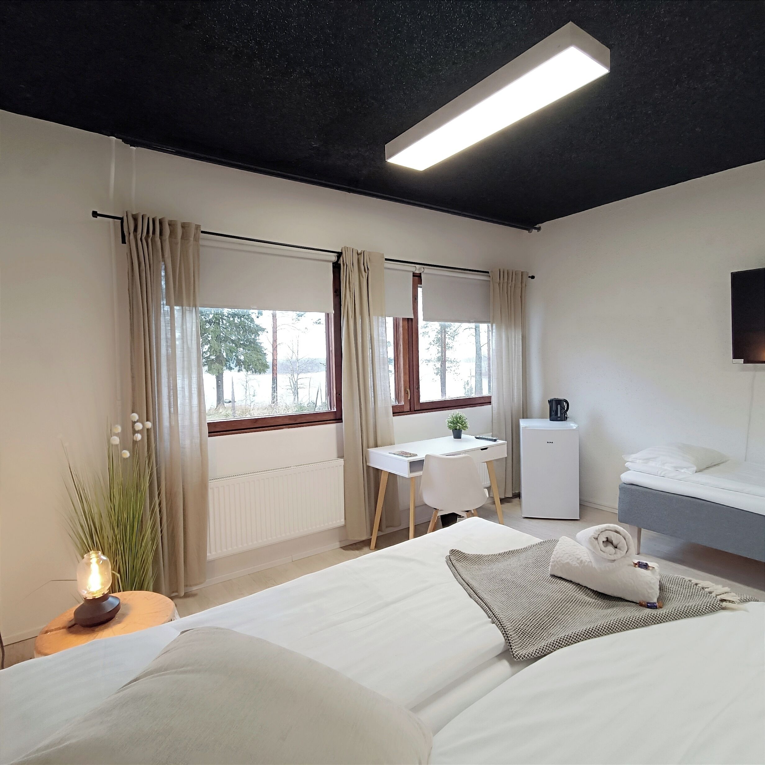 Decoración personalizada, escritorio y espacio para trabajar con laptop .  Hostel Aurora