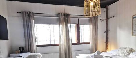 Didekorasi berbeda-beda, meja kerja, dan ruang kerja ramah laptop