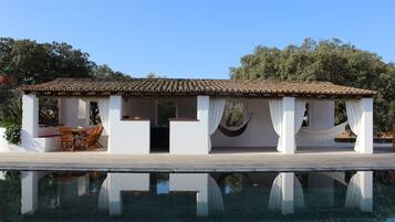 Een buitenzwembad, een verwarmd zwembad