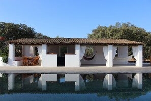 Utendørsbasseng og et oppvarmet basseng