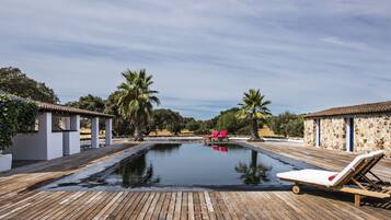 Een buitenzwembad, een verwarmd zwembad