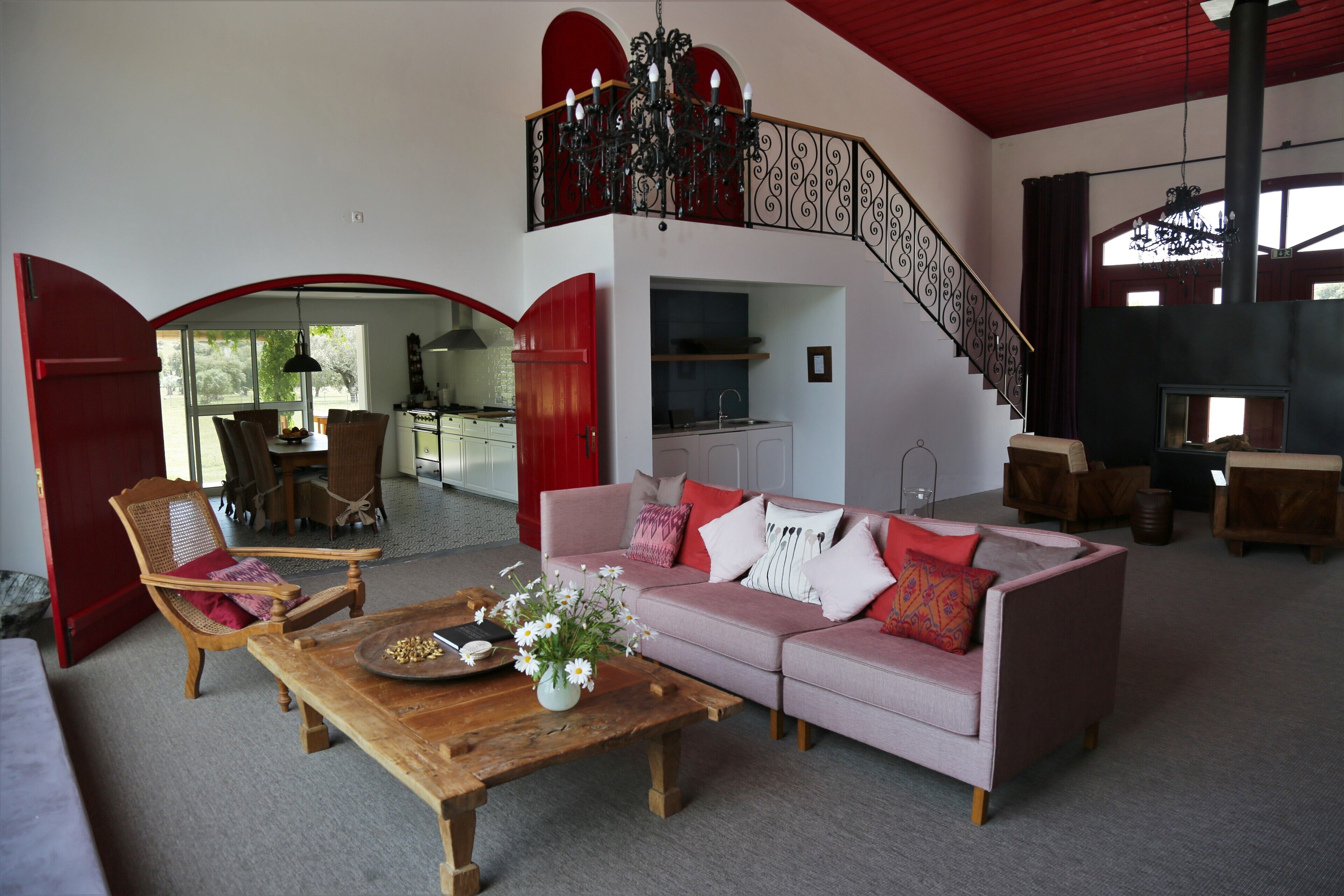 Télévision, cheminée, lecteur de DVD, baby-foot