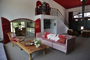 Televisor, llar de foc, reproductor de DVD i futbolí