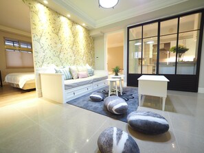 Family Apartment (SOGO) | Living area | Flat-screen TV - BR4&Zhongxiao Fuxing (Taipei)