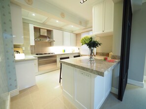 Departamento familiar (SOGO) | Cocina privada | Microondas, horno y tetera eléctrica 