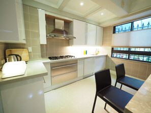 Family Apartment (SOGO) | Private kitchen | Microwave, oven, electric kettle - BR4&Zhongxiao Fuxing (Taipei)