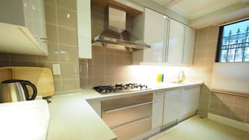 Family Apartment (SOGO) | Private kitchen | Microwave, oven, electric kettle