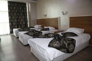 Habitación triple estándar | Caja de seguridad en la habitación, wifi gratis y ropa de cama