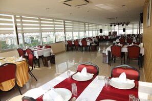 Se sirven desayunos, almuerzos, cenas y cocina turca 