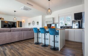 Fridge, microwave, stovetop, dishwasher