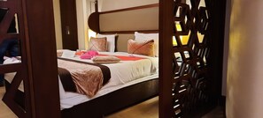 Juniorsvit | Minibar, värdeförvaringsskåp på rummet och skrivbord