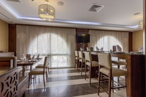 Déjeuner et dßner servis sur place, cuisine locale et internationale