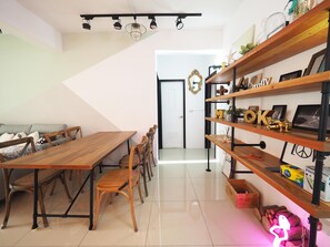 Individually furnished, travel cot - luxury Linguang MRT station (Taipei)