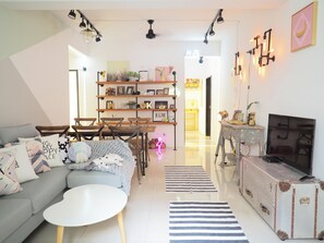 Individually furnished, travel cot - luxury Linguang MRT station (Taipei)