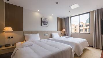 1 kamar tidur, meja kerja, tirai kedap cahaya, dan kedap suara