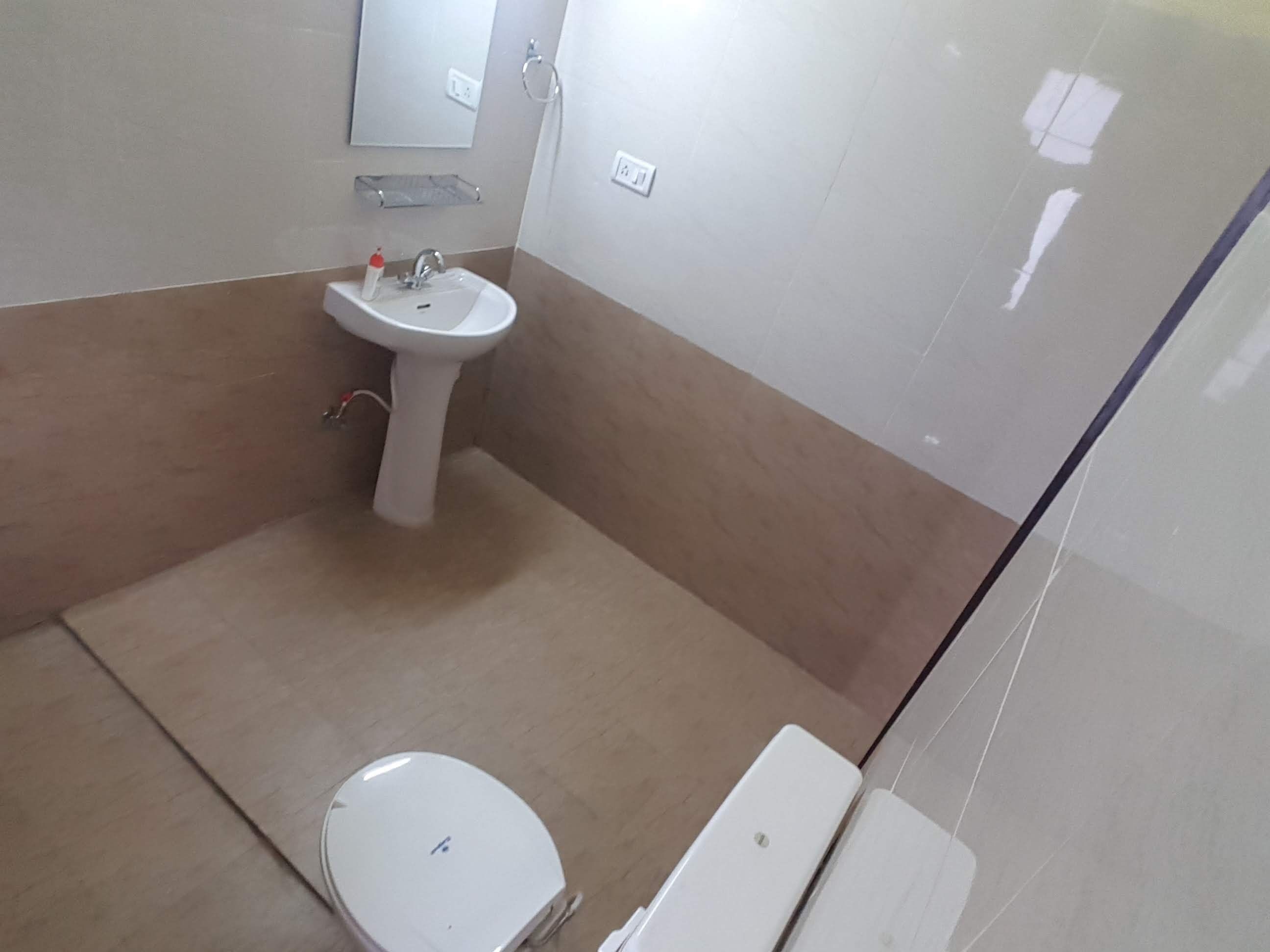 Ensemble douche/baignoire, sèche-cheveux, serviettes fournies