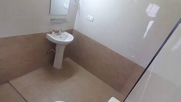 Ensemble douche/baignoire, sèche-cheveux, serviettes fournies