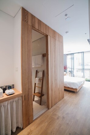 Executive Double Room, 1 Queen Bed, Balcony | Bathroom shower - Mia Casa by Satori (Hanoi)