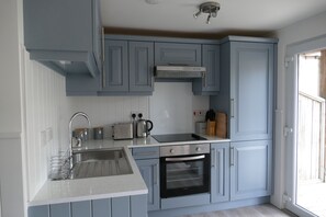 Kjøleskap, ovn, kokeplater og vannkoker