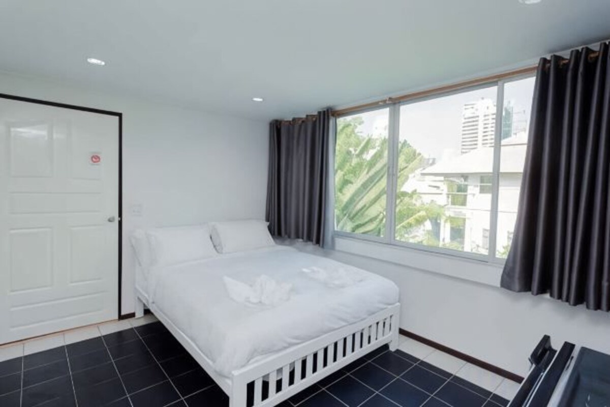 Minibar, WiFi (free)
