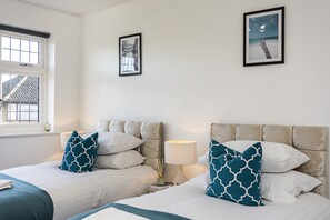 3 bedrooms, iron/ironing board, WiFi, bed sheets - Cozy 3 Bed House in Aveley, Thurrock. (Aveley)