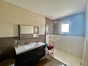 Shower, jetted tub, hair dryer, towels