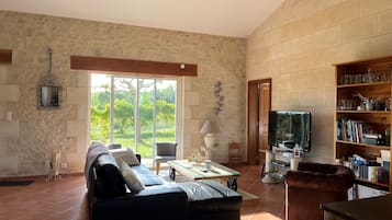 Tv, dvd-spelare och böcker