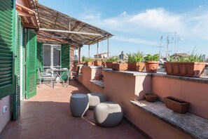 Outdoor dining - GuestHost - Fabulous penthouse located on the fifth floor of an ancient and characteristic building without a lift.In 85 square meters of space it comfortably accommodates 6 peopleExclusive penthouse with a panoramic view of the Eternal City, located in  (Roma)