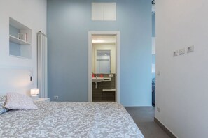 2 室のベッドルーム、デスク、WiFi、ベッドシーツ