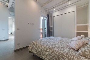 2 bedrooms, desk, iron/ironing board, WiFi