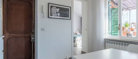 2 bedrooms, desk, WiFi, bed sheets