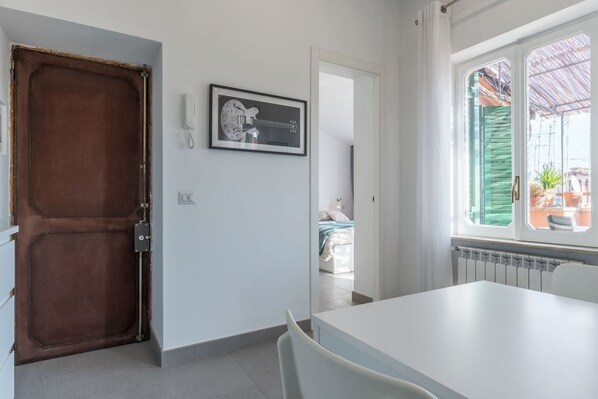2 slaapkamers, een bureau, wifi, beddengoed