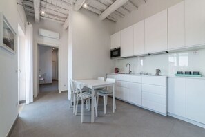 冷蔵庫、電子レンジ、コンロ、調理器具と食器