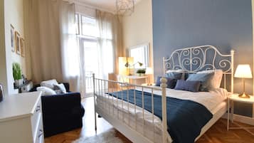 6 bedrooms, iron/ironing board, WiFi, bed sheets