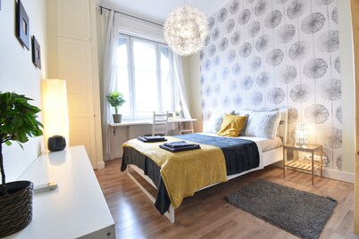 Central 6 bedroom / 5 bathroom with balconies