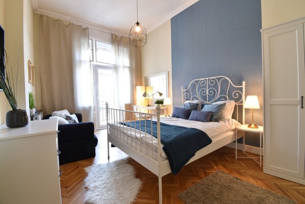 6 bedrooms, iron/ironing board, WiFi, bed sheets - Central 6 bedroom / 5 bathroom with balconies (Budapest)