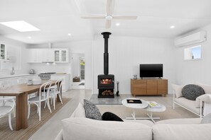 TV, fireplace