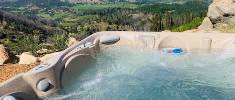 Una piscina al aire libre, una piscina climatizada