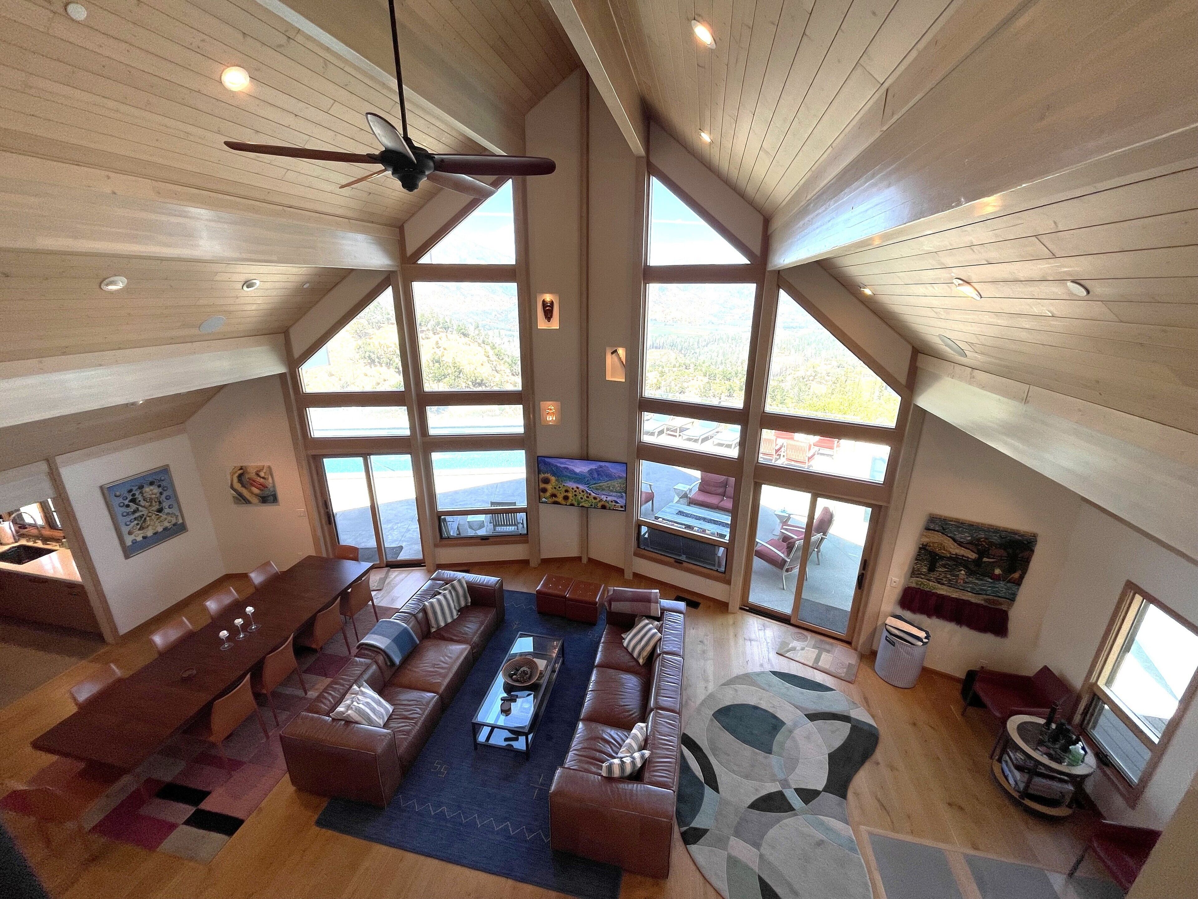 Smart TV, chimenea, reproductor de DVD y biblioteca musical 