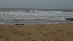 A sandy beach with waves crashing onto the shore. - WATERFRONT APARTMENT (Jard-sur-Mer)