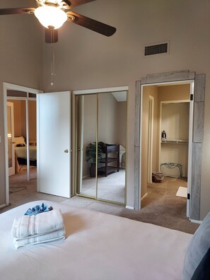 2 bedrooms, desk, iron/ironing board, free WiFi - Charming Townhouse with pool (Phoenix)